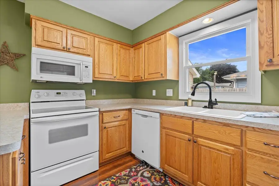 117 Judge DRIVE, Saukville, WI 53080 - Image #2