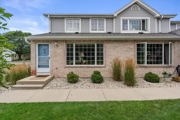 10380 W Whitnall Edge CIRCLE #H, Franklin, WI 53132