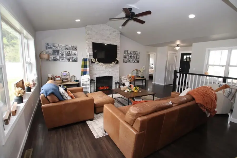 536 Deerview DRIVE, Reedsville, WI 54230 - Image #3