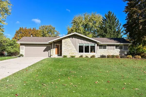 N65W28686 Fairlane DRIVE, Hartland, WI 53029