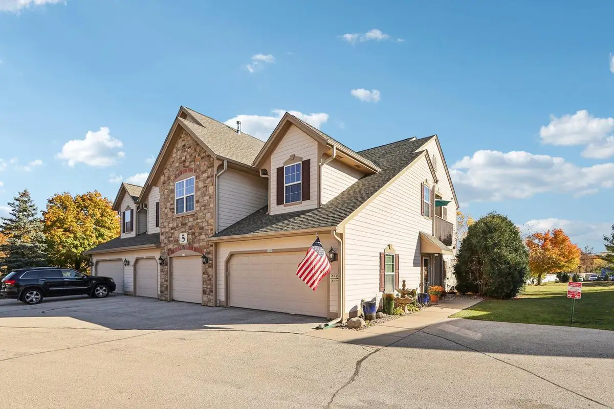 2117 W Vista Bella DRIVE, Oak Creek, WI 53154 - Image #1