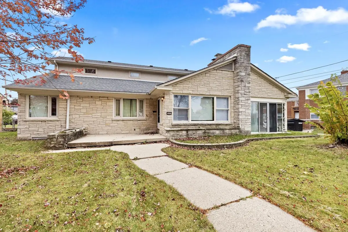 3405 W Lakefield DRIVE, Milwaukee, WI 53215 - Image #1