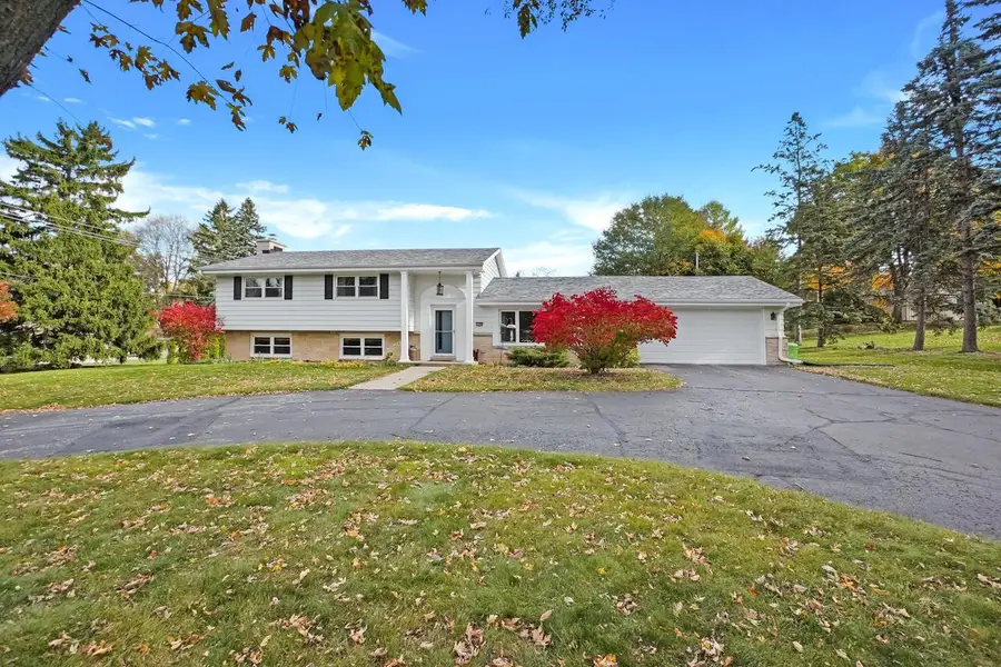1620 Greenview DRIVE, Brookfield, WI 53045 - Image #2