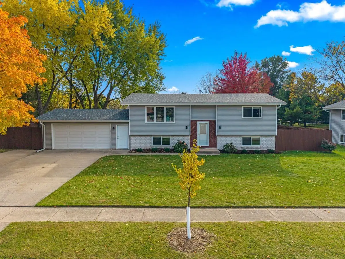 247 Sunny Hill LANE, Oconomowoc, WI 53066 - Image #1