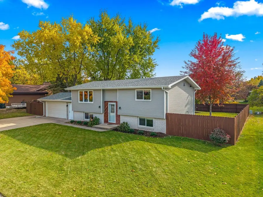 247 Sunny Hill LANE, Oconomowoc, WI 53066 - Image #2