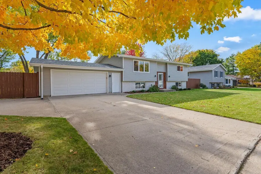 247 Sunny Hill LANE, Oconomowoc, WI 53066 - Image #3