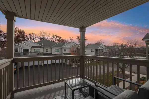 N16W26500 Meadowgrass CIRCLE #B, Pewaukee, WI 53072