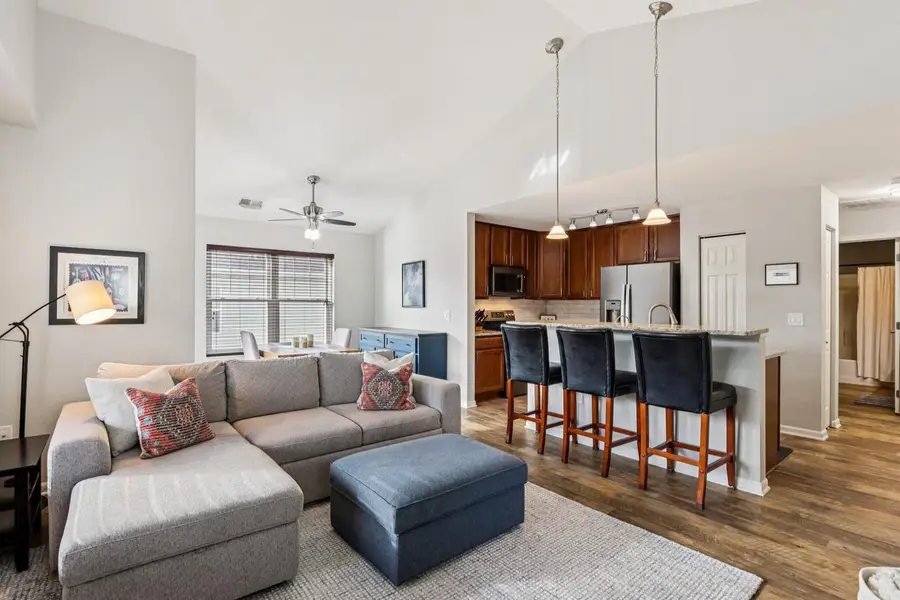 N16W26500 Meadowgrass CIRCLE #B, Pewaukee, WI 53072 - Image #3