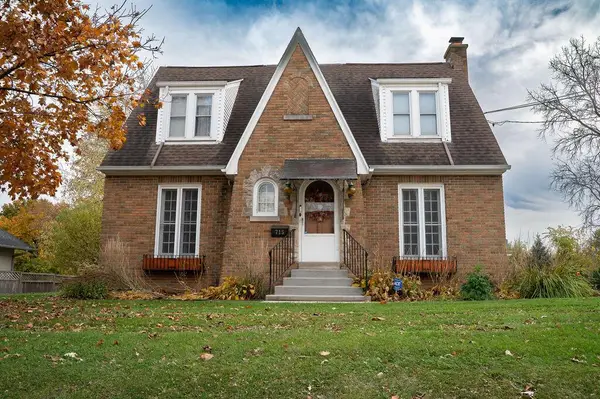 715 E College AVENUE, Waukesha, WI 53186