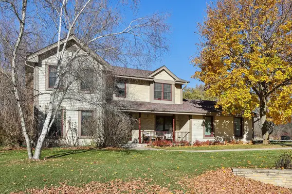 9740 W Huntington DRIVE, Mequon, WI 53097