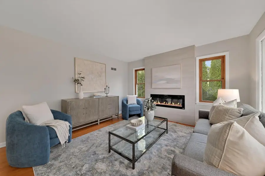 10039 N Sunnycrest DRIVE, Mequon, WI 53092 - Image #2