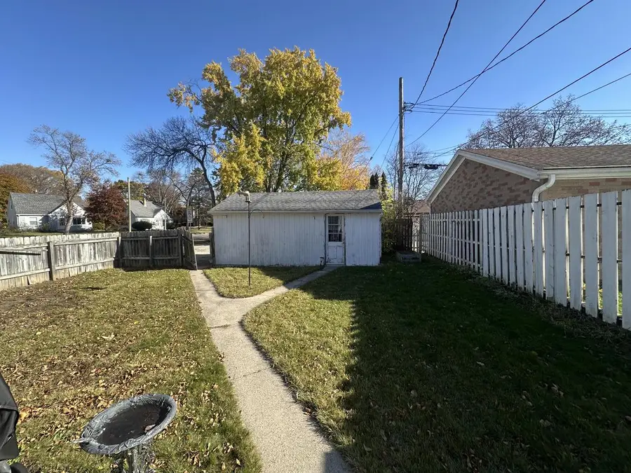 8635 W Auer AVENUE, Milwaukee, WI 53222 - Image #2