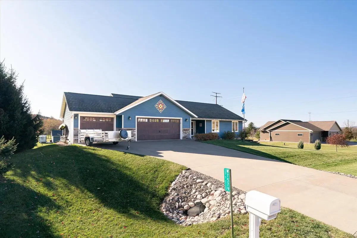 W7579 Castle Heights DRIVE, Holmen, WI 54636 - Image #1
