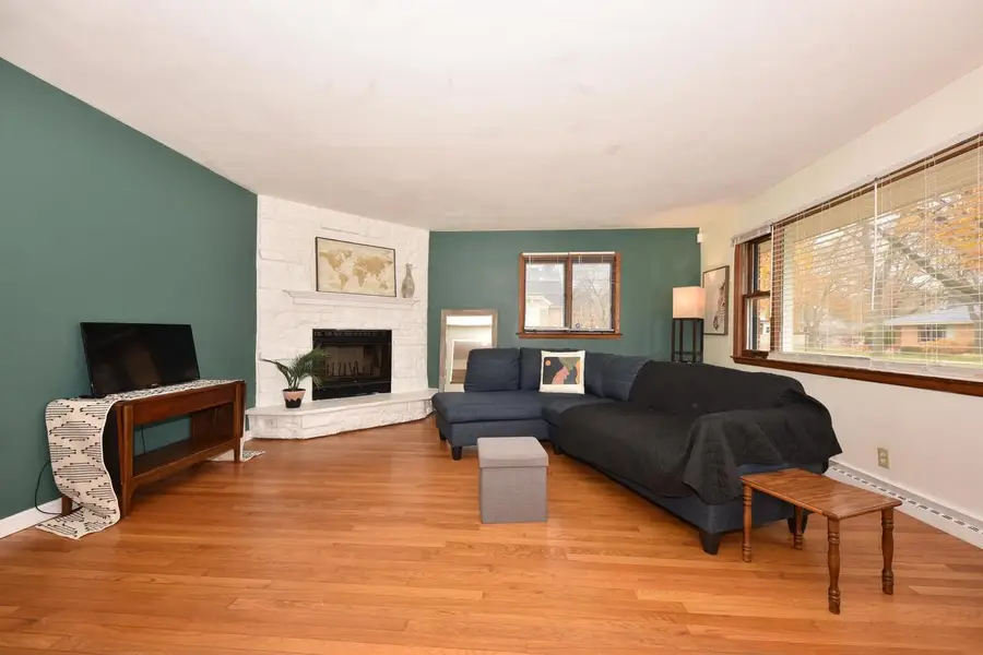 5607 N Argyle AVENUE, Glendale, WI 53209 - Image #2