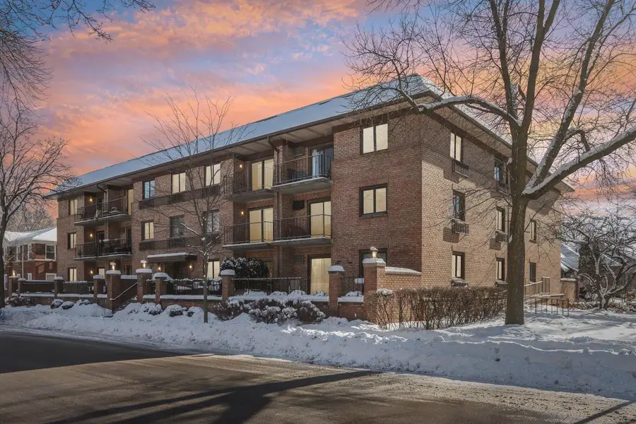 303 E Henry Clay STREET #306, Whitefish Bay, WI 53217 - Image #2