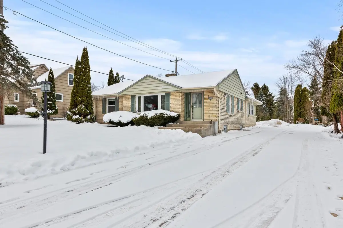 412 E Spooner ROAD, Fox Point, WI 53217 - Image #1