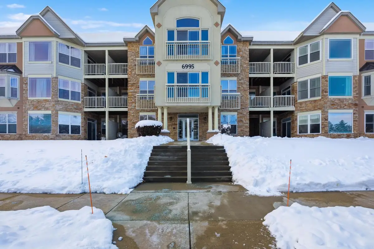 6995 S Riverwood BOULEVARD #S-211, Franklin, WI 53132 - Image #1