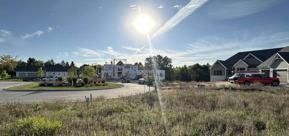 3760 W CLUB CIRCLE, Mequon, WI 53092 - #1