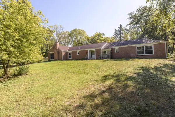 N11W30200 Hickory Hill DRIVE, Waukesha, WI 53188