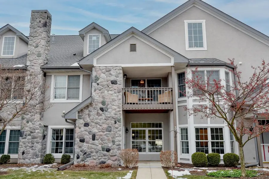 N30W23021 Pineview CIRCLE #3, Pewaukee, WI 53072 - Image #2