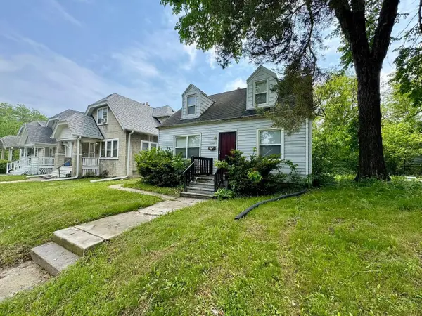 3223 W Fairmount AVENUE, Milwaukee, WI 53209