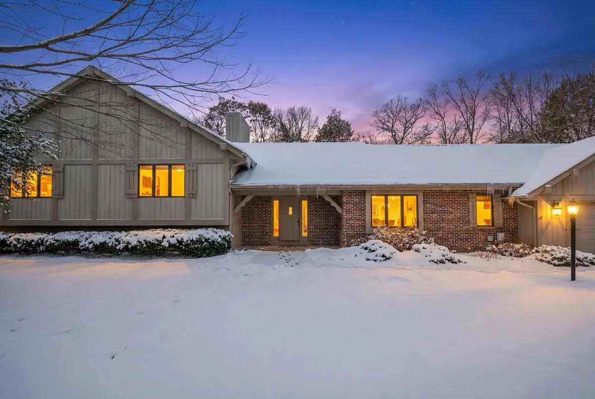 279 High Forest DRIVE, Cedarburg, WI 53012 - Image #1