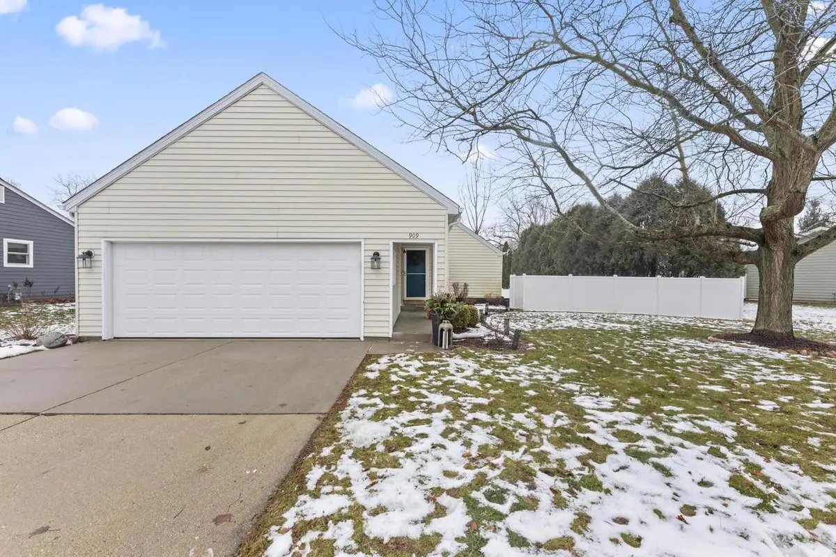 909 York Imperial DRIVE, Oconomowoc, WI 53066 - Image #1