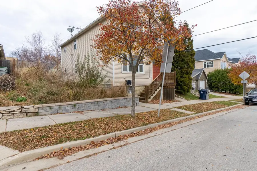 216 E Brown STREET, Milwaukee, WI 53212 - #3