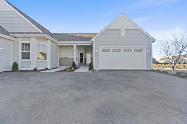 1380 Prairie Creek CIRCLE #16E, Oconomowoc, WI 53066