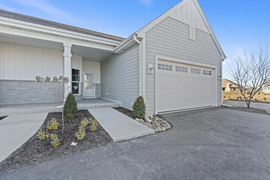 1380 Prairie Creek CIRCLE #16E, Oconomowoc, WI 53066 - Image #2