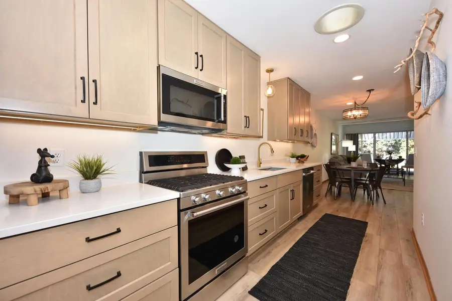 359 Hartford SQUARE #5, Hartford, WI 53027 - Image #2