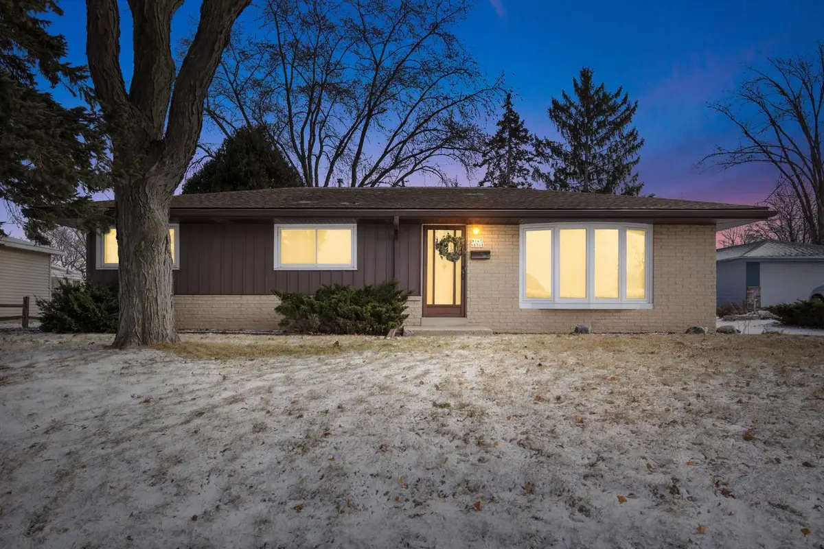 W147N8368 Manchester DRIVE, Menomonee Falls, WI 53051 - Image #1