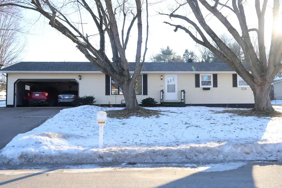 215 Prospect CIRCLE, Shawano, WI 54166 - Image #2