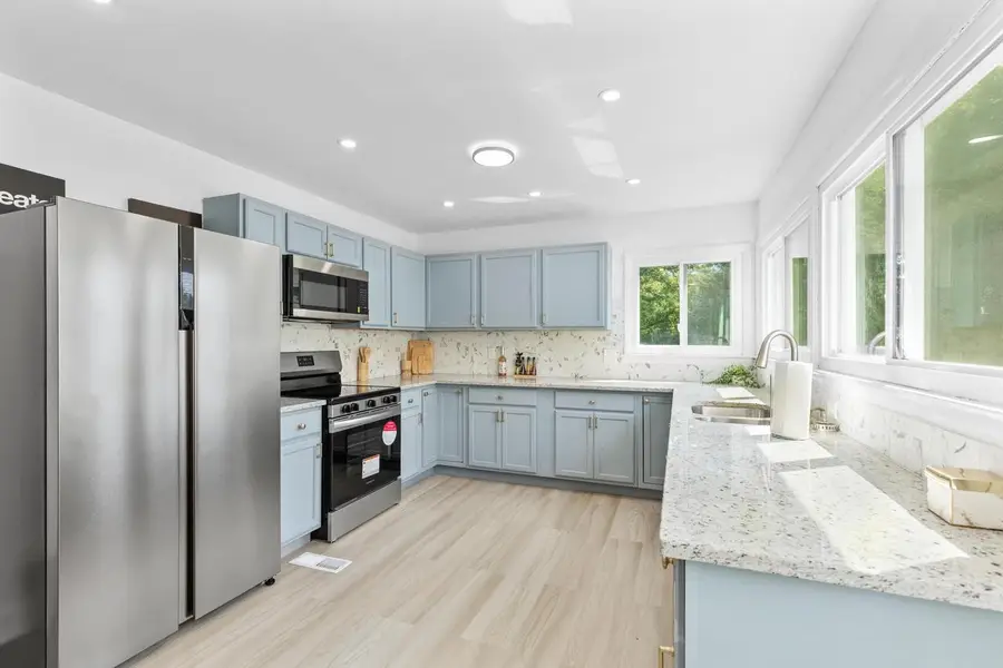 550 N Riverside DRIVE, Saukville, WI 53080 - Image #3