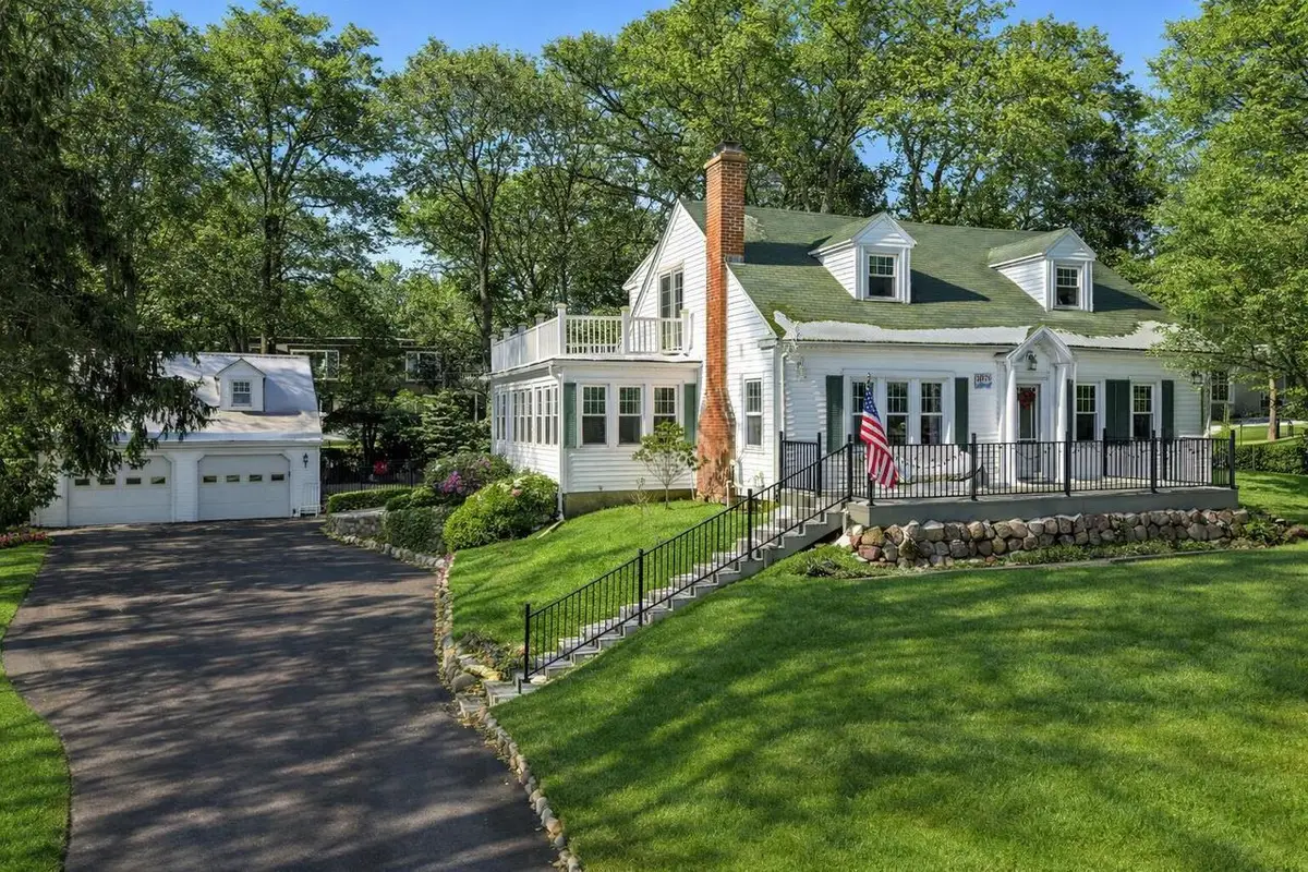 1076 Shabbona DRIVE, Fontana, WI 53125 - Image #1