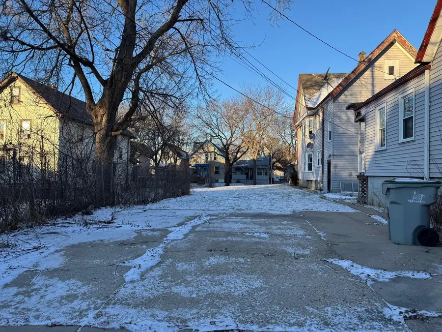 3336 N 11TH STREET, Milwaukee, WI 53206 - #2