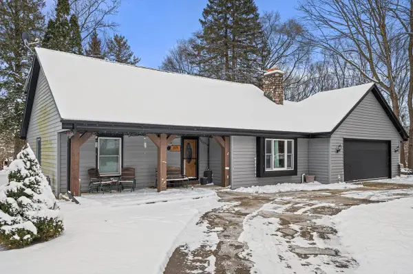 W220N2612 Maplewood LANE, Waukesha, WI 53186