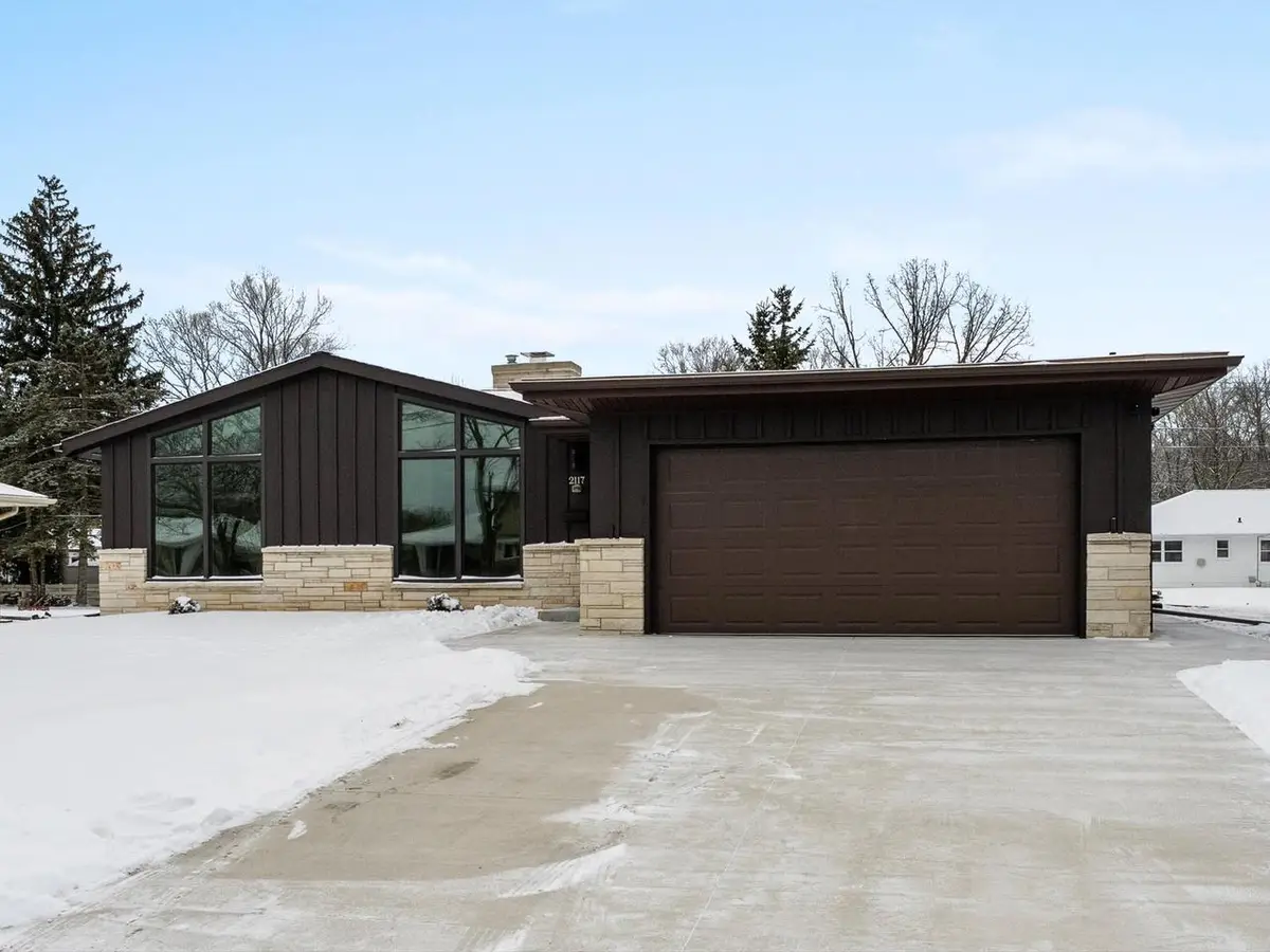 2117 Menasha AVENUE, Manitowoc, WI 54220 - Image #1