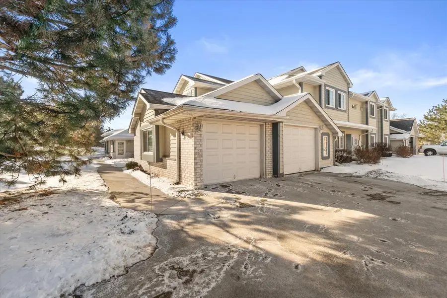 W240N2524 E Parkway Meadow CIRCLE #5, Pewaukee, WI 53072 - Image #2