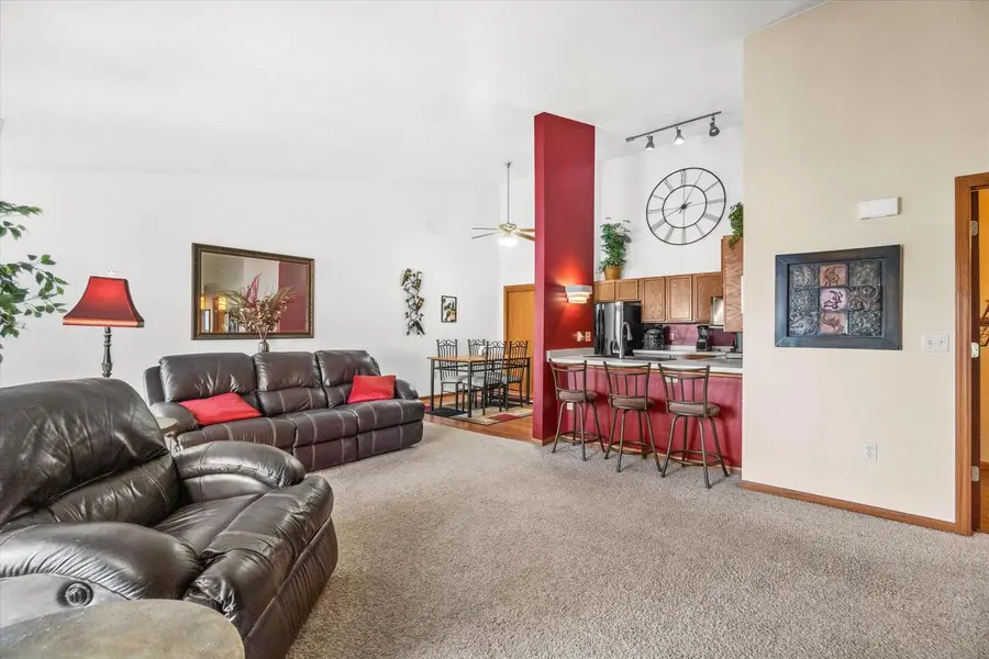 W240N2524 E Parkway Meadow CIRCLE #5, Pewaukee, WI 53072 - Image #3