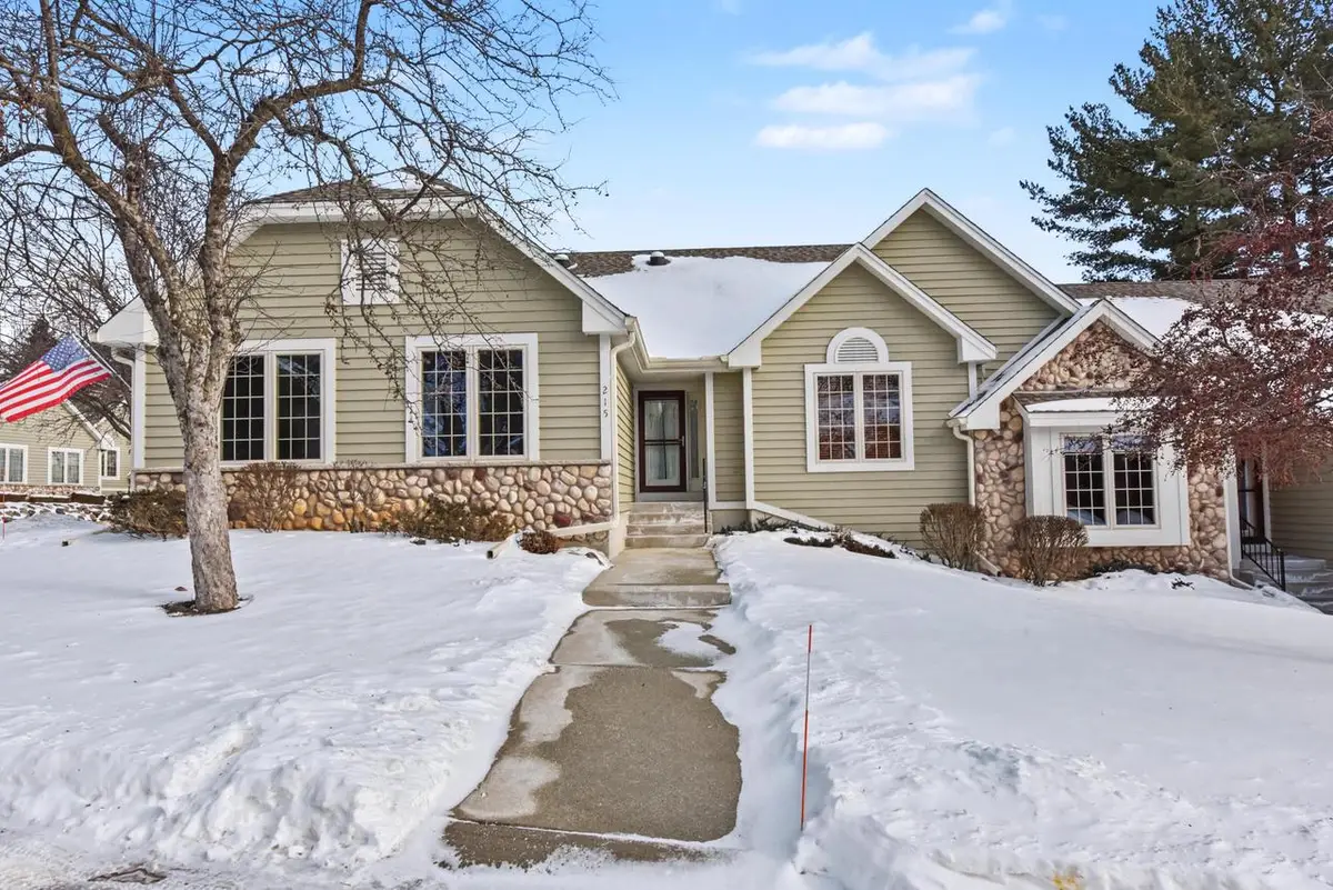 215 Endfield CIRCLE, Waukesha, WI 53186 - Image #1