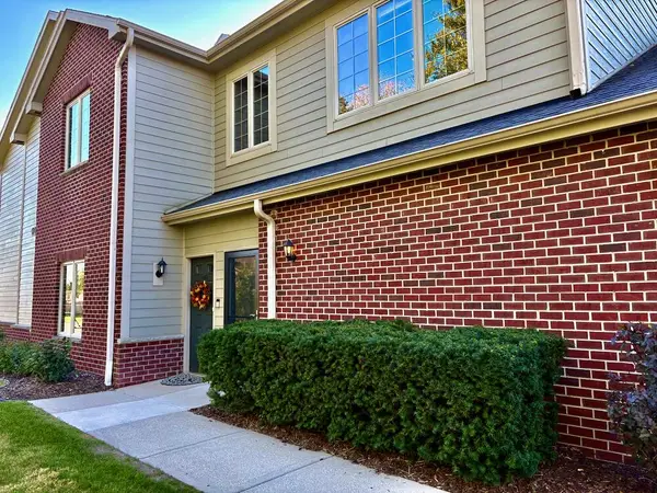 4864 S Forest Ridge DRIVE, New Berlin, WI 53151