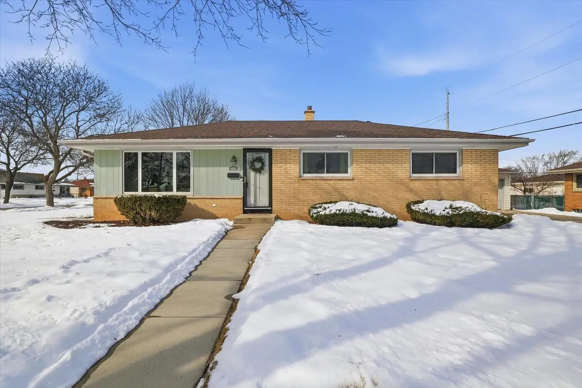 W150N8239 Saxony DRIVE, Menomonee Falls, WI 53051 - Image #1