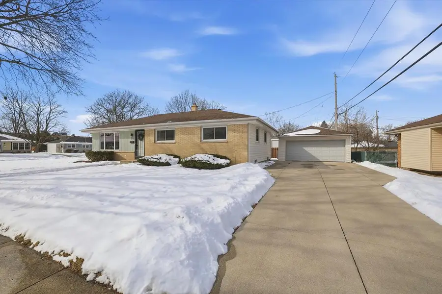 W150N8239 Saxony DRIVE, Menomonee Falls, WI 53051 - Image #2