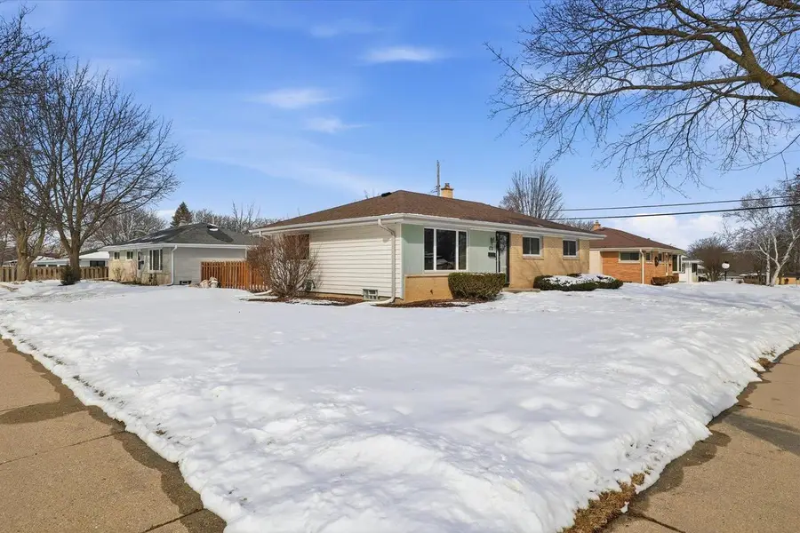 W150N8239 Saxony DRIVE, Menomonee Falls, WI 53051 - Image #3