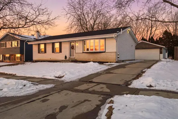 3060 E Stonefield DRIVE, Oak Creek, WI 53154