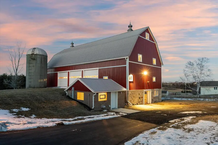 1052 Arrowhead ROAD, Grafton, WI 53024 - #2