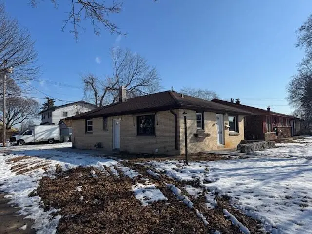 7720 W Bobolink AVENUE, Milwaukee, WI 53218 - #2
