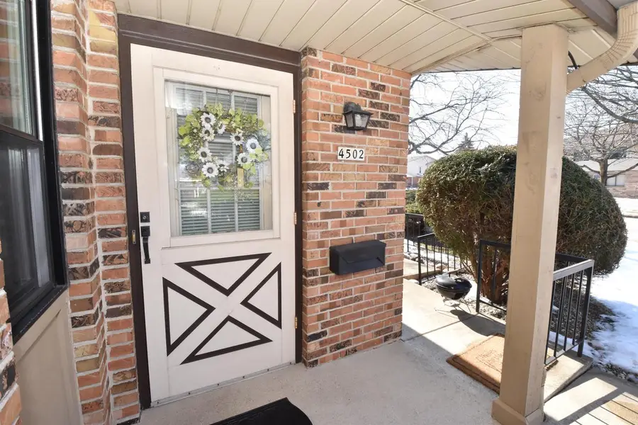 4502 S Greenridge CIRCLE, Greenfield, WI 53220 - #2