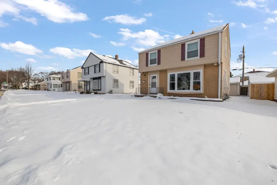 5329 W Nebraska AVENUE, Milwaukee, WI 53219 - #2